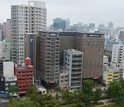 上から。改めて建物が繋がっていることが確認出来る。立体駐車場を含めアルファベットのF型の土地に建てられている。