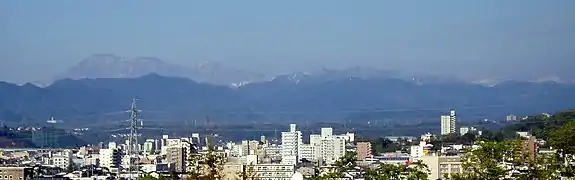 大分市街から望む残雪の九重連山