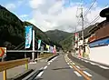 駅の対岸を走る国道187号