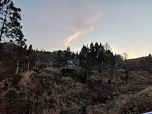 味土野大宮線道路上から見上げた味土野集落