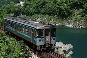 吉野川沿いを走る1000形気動車（2020年 三縄駅 - 祖谷口駅間）