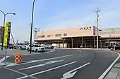 新幹線建設時に西隣りに建てられた仮駅舎と仮設広場（新幹線開業前日まで使用）