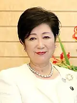 東京都知事（2016年8月 -) 小池百合子。2022年12月にはフォーブス誌の「世界で最も影響力がある女性100人」に選ばれた。