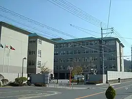 戸手高等学校を正門より