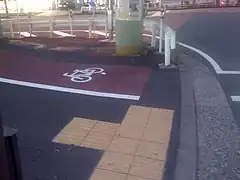 （114の3）普通自転車の歩道通行部分。標示の効果を高めるためカラー舗装が併用されている