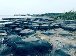 洋浦湾岸にある洋浦千年塩田