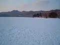 結氷した赤城大沼と赤城神社（1月）