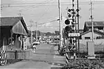 国鉄新松戸駅西側に移転する前の旧幸谷駅。左写真の奥に移転先の幸谷駅がある。右写真の奥の気動車は国鉄常磐線のキニ。（1977年10月23日）