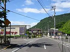 高松市屋島西町の浦生集落南入口。道路幅員が狭くなる。