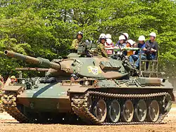 駐屯地の一般公開で行われた74式戦車の試乗体験（タンクデサント）。仮設の座席を取り付ける作業が必要となる。