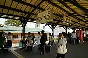 プラットホーム、奥に駅舎