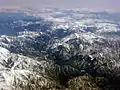 黒部川上空より立山連峰、後立山連峰(左)