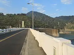 ダム湖上の車道。画面奥はダム記念碑