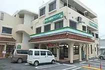 石垣登野城仲道店（沖縄県石垣市）沖縄らしく赤瓦を使ったテナントに入居する店舗。