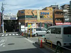 入口前の駐車場が、旧ダイエー三和店跡