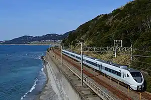 太平洋沿岸を走る289系電車の特急「くろしお」（2016年2月19日 南部駅 - 岩代駅間）