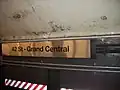 トンネル壁面の駅名標。旧駅名の"42nd Street - Grand Central"が書かれている。