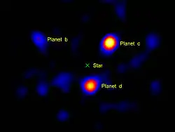 2010年4月14日にヘール望遠鏡によって撮影されたHR 8799 b、HR 8799 c、HR 8799 dのコロナグラフの画像。