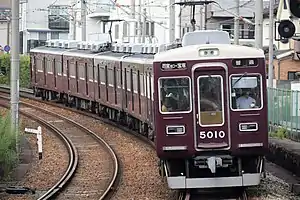 最初に更新工事を受けた5010F、車両番号は貫通扉に表示