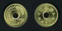 1949年より発行されている日本国の五円硬貨の表には、歯車がデザインされている。