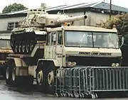 戦車運搬車に載せられたAMX-32。