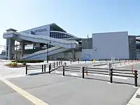 歩道橋架設前のささしまライブ駅。歩道橋は駅出口の左端部分に接続している（2007年4月撮影）