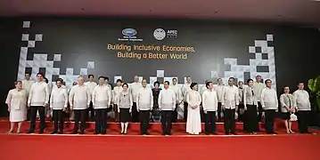 APEC Philippines 2015の集合写真。男性はバロンタガログを着ている。女性のトップスもピニャ製。