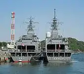 艦尾側から見た「くろべ」（左）と「てんりゅう」