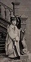 1899年、胸元に筥迫をはさんだ女児