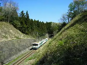 国鉄線として開業した区間を走る8100系電車（2005年 南角田駅 - 角田駅間）