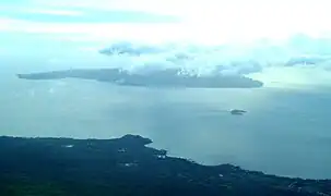 マウイ島上空から奥はカホオラウェ島