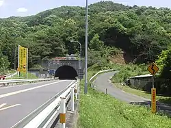 三河湾オレンジロード（音羽蒲郡道路）清田トンネル（左）の西側。右手の旧道はつづら折りの山道。