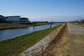 築地町と泉田町の境界を流れる逢妻川