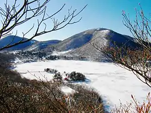 赤城大沼の夏と冬。写真右の山が地蔵岳、左は小地蔵