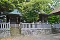 本殿（右奥）・奴奈川神社（左）