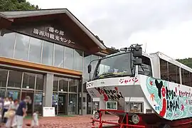 湯の郷湯西川観光センター前に停車しているチャレンジャー号