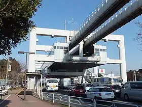 穴川駅の駅舎、他の駅では駅舎を下から支柱で支える構造になっているが当駅は上から吊るす形になっている。