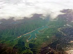 有峰湖空撮有峰湖の左に小さく祐延湖が見える。