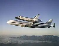 ボーイング747シャトル輸送機で運ばれるアトランティス号。1988年 (NASA)