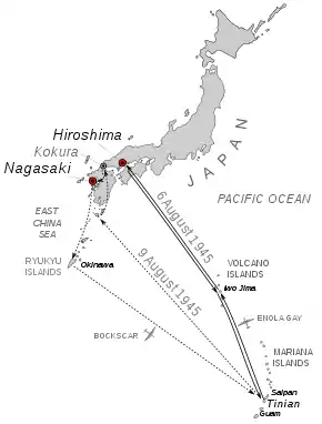 原爆投下のための飛行ルートを示す日本とマリアナ諸島の地図。 テニアン基地から硫黄島を経て広島へ直行。投下後、同じルートを戻る。 もう1つは、テニアン基地から合流地点の屋久島へ飛行。そこから、第1目標の小倉へ。目視投下できず第2目標の長崎へ飛行。そして原爆投下。燃料不足により沖縄へ。燃料補給後テニアンに戻る。