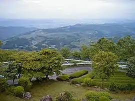 粟ヶ岳山頂から望んだ風景（右方が東山）