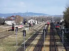 開業時の起点となったÖBB-INFRAマルヒェック駅。遠景はブラチスラヴァ市街地（2015年）