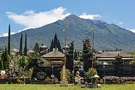 ブサキ寺院と南西から見たアグン山