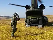 CH-47JAから卸下される高機動車