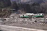 女川駅に停車していた2両が駅舎ごと流された。