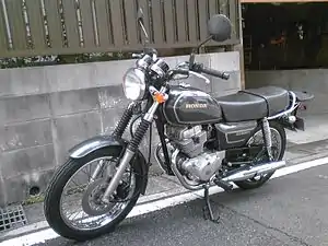 ホンダ・CD250U。ほぼオンロード車に近い形態であるが、大型キャリアなどの存在によりビジネスバイクに分類される。