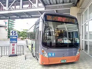 嘉義客運白関線（嘉義-白河/関子嶺 線）Volvo B7RLE ノンステップバス 508-FM - 嘉義市先期交通転運中心前棟ビル、関子嶺行の15番バスのりば