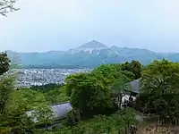 音楽寺から武甲山と秩父市街地を望む