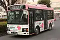 貸切車両302号車ゆうゆうバス1系統「さくら号」いすゞ・エルガミオ（7m車）、熊谷駅にて