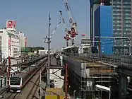 鉄道高架橋新設工事中の中央本線武蔵小金井駅。仮設の上り線（写真左）と、完了した下り線（写真右）。2008年4月。